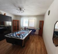 Einfamilienhaus mit Billardtisch, Boden in Holzoptik und lichtdurchflutetem Raum.