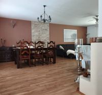 Esszimmer in einem Einfamilienhaus mit Holzdekorboden und massiven Möbeln.