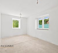 Ein geräumiges Zimmer mit weißen Wänden und Fenstern, Einfamilienhaus.