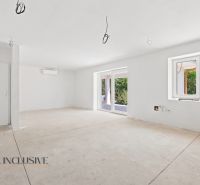 Geräumiges Zimmer in einem Einfamilienhaus mit großen Fenstern und vorbereiteter Beleuchtung.