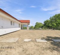 Das Einfamilienhaus in der Poľná-Straße in Nitra hat einen ungepflegten Hof und ein rotes Dach.