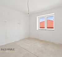Izba mit weißen Wänden und einem Fenster, die sich in einem Einfamilienhaus befindet.