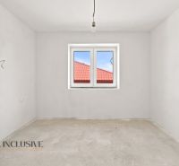 Leerer Raum mit verputzten Wänden und einem Fenster, Einfamilienhaus.
