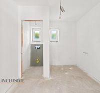 Das Innere eines Einfamilienhauses mit verputzten Wänden und vorbereiteten Anschlüssen für Installationen.