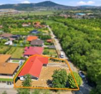 Einfamilienhaus in der Poľná-Straße in Nitra, umgeben von Grün und Natur.
