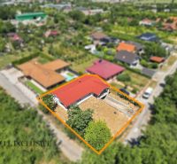 Einfamilienhaus in Nitra in der Poľná-Straße mit rotem Dach und Garten.