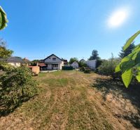 Garten bei einem Einfamilienhaus in der Prenosilova-Straße in Mojmírovce mit Rasen und Bäumen.