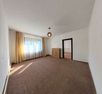 Wohnzimmer in einem Einfamilienhaus mit Teppichboden, Vorhängen und Licht.
