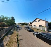 Ein Einfamilienhaus in der Prenosilova-Straße in Mojmírovce, neben der Straße mit Autos und Zäunen.