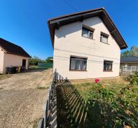 Einfamilienhaus in der Prenosilova-Straße in Mojmírovce mit Vorgarten und Umzäunung.