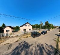 Einfamilienhaus in der Prenosilova-Straße in Mojmírovce mit Umzäunung und geparkten Autos vor dem Haus.