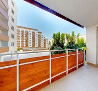 Balkon mit Holzverkleidung in einer 3-Zimmer-Wohnung in der Nobelova-Straße in Bratislava - Nové Mesto.