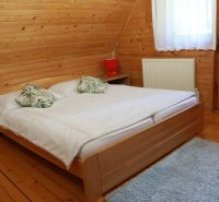 Ein Schlafzimmer in einer Hütte mit Holzverkleidung, einem Bett und einem Boden mit Holzdekor.