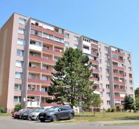 Wohngebäude mit Parkplatz und Bäumen in der Martina-Rázusa-Straße in Michalovce.