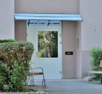 Eingangsbereich einer 3-Zimmer-Wohnung in der Martina Rázusa-Straße in Michalovce, umgeben von Grünflächen.