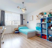 Kinderzimmer in einer 3-Zimmer-Wohnung mit Bett, Regalen und Holzboden.