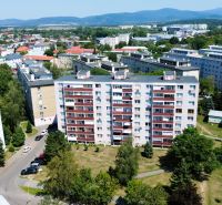 Blick auf Wohnhäuser in der Straße Martina Rázusa in Michalovce, geeignet für eine 3-Zimmer-Wohnung.