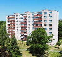 Ein Plattenbau-Wohnhaus mit Balkonen in der Martina Rázusa Straße, Michalovce, umgeben von Grünflächen.