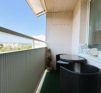 Balkon einer 3-Zimmer-Wohnung in der Martina Rázusa-Straße in Michalovce mit Rattansitzgarnitur.