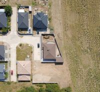 Luftaufnahme von Einfamilienhäusern in Suchá nad Parnou in Vlčia dolina, Grundstücke - Wohnen.