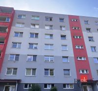 Ein sechsstöckiges Wohnhaus in Utekáč mit Balkonen und farbigen Teilen der Fassade.