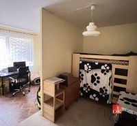 Kinderzimmer in einer Zweizimmerwohnung mit Etagenbett und Arbeitsecke.