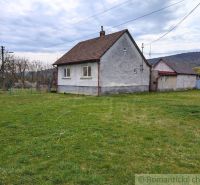 Ein Einfamilienhaus im Dorf Volica mit einem angrenzenden grünen Garten und einer hügeligen Kulisse.