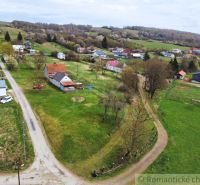 Landschaft auf dem Land in der Umgebung eines Einfamilienhauses im Dorf Volica, sichtbare Straße und Wiese.