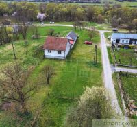Ein ländliches Einfamilienhaus in Volica, umgeben von einem großen Grundstück und einer Umgebung voller Grün.