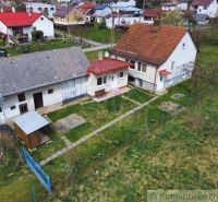 Ein Einfamilienhaus in Volica mit Hof, Anbau und Garten, umgeben von weiteren Häusern.