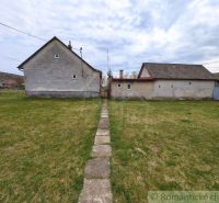 Ein Einfamilienhaus in Volica mit Rasen und einem Zugangspfad aus Steinen.