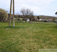 Rasenfläche bei einem Einfamilienhaus in Volica mit Blick auf die umliegende Landschaft.