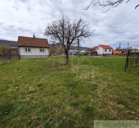 Ein Einfamilienhaus in Volica mit Garten, Obstbaum und Panoramablick auf die Landschaft.