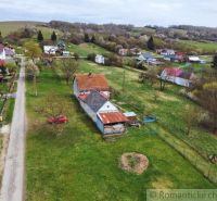 Ein Einfamilienhaus im Dorf Volica, umgeben von Natur und grünen Wiesen.