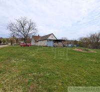 Ein Einfamilienhaus im Dorf Volica mit einem grasbewachsenen Grundstück und Bäumen im Hintergrund.