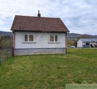 Ein Einfamilienhaus in Volica mit einem grasbewachsenen Grundstück und hügeliger Landschaft im Hintergrund.