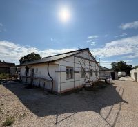 Ein Einfamilienhaus in der Orolská-Straße in Ivanka bei Nitra während der Renovierung, sonniges Wetter.