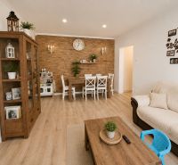 Innenraum einer 3-Zimmer-Wohnung mit Holzboden und weißen Möbeln.