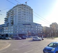 Das Gebäude in der Tomášikova-Straße in Bratislava - Ružinov, eine belebte Kreuzung und Verkehr.