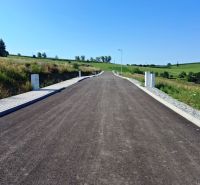 Ein leerer Weg zwischen grünen Feldern in Záborie, Grundstücke - Wohnen.