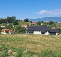 Záborie, Grundstücke - Wohnen mit einer Kulisse aus Häusern und grüner Umgebung bei sonnigem Wetter.