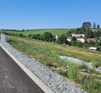 Baugrundstücke in Záborie mit Blick auf die umliegende Landschaft und Häuser.