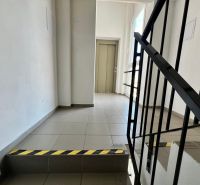 Treppe mit Fliesen und Aufzug in einer 2-Zimmer-Wohnung, Bratislava - Nové Mesto, Vajnorská.