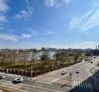 Blick von der Vajnorská in Bratislava auf den Park und den See.