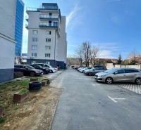 Parkplatz und Wohngebäude in Bratislava auf der Vajnorská, in der Nähe einer 2-Zimmer-Wohnung.