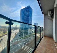 Ein Balkon mit Blick auf die Vajnorská-Straße in Bratislava - Nové Mesto.