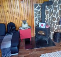 Ein Interieur mit einem antiken Kamin, einem Boden in Holzoptik und einer Ruhe-Ecke.