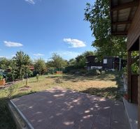 Gärten in der Umgebung von Zvolen mit Pavillon, Bänken und einem geräumigen Rasen für einen sonnigen Tag.