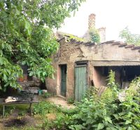 Ein altes Familienhaus in Nové Zámky mit einem vernachlässigten Garten und einem beschädigten Dach.