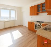 Küche mit Holzelementen und Geräten in einer 2-Zimmer-Wohnung.